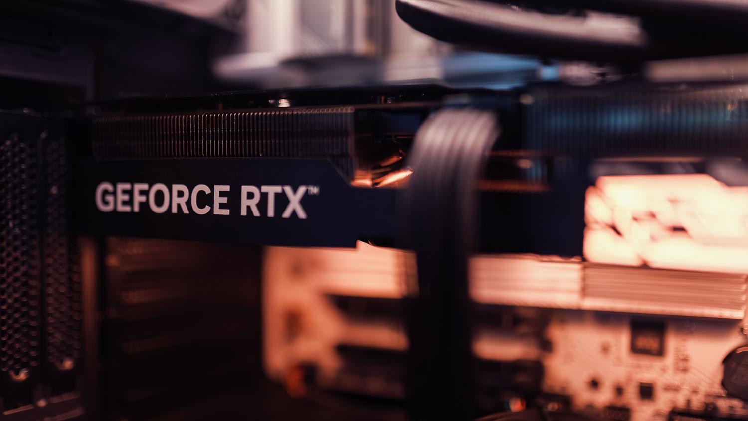 Primer plano detallado de una tarjeta gráfica GeForce RTX instalada en un PC, representando el hardware compatible con los mods de Frame Generation. Primer plano detallado de una tarjeta gráfica GeForce RTX instalada en un PC, representando el hardware compatible con los mods de Frame Generation.