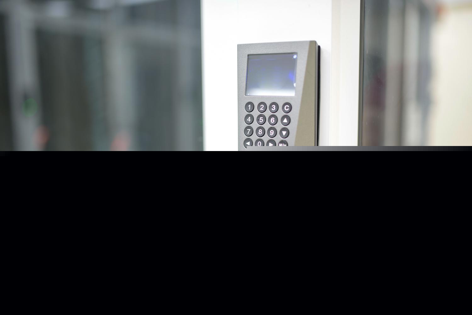 Persona utilizando un escáner biométrico moderno para control de acceso Persona utilizando un escáner biométrico moderno en un entorno de oficina corporativa para control de acceso.