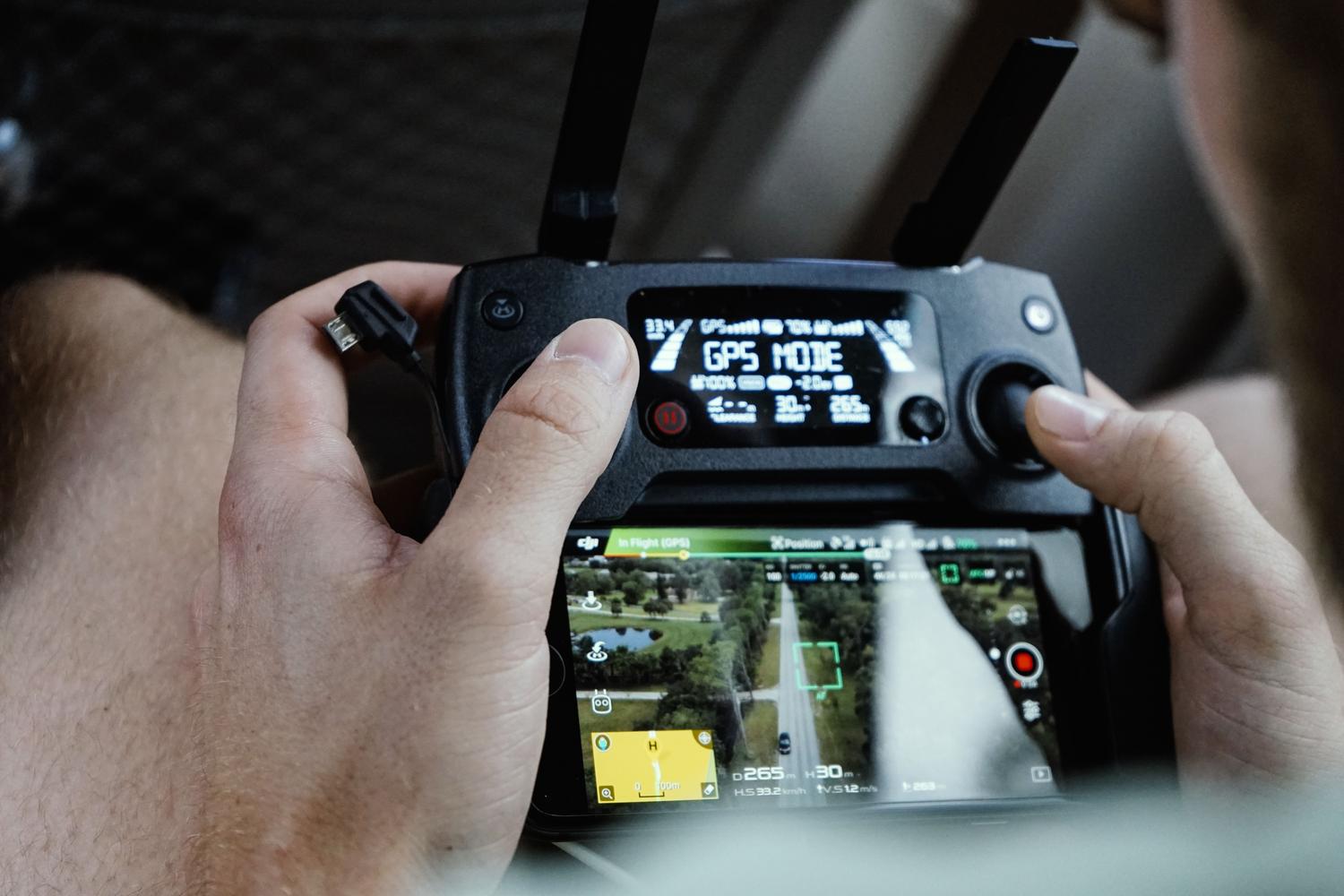 Control remoto de un dron profesional, representando el uso de RTK/PPK para navegación autónoma y fotogrametría. Control remoto de un dron profesional, representando el uso de RTK/PPK para navegación autónoma y fotogrametría.