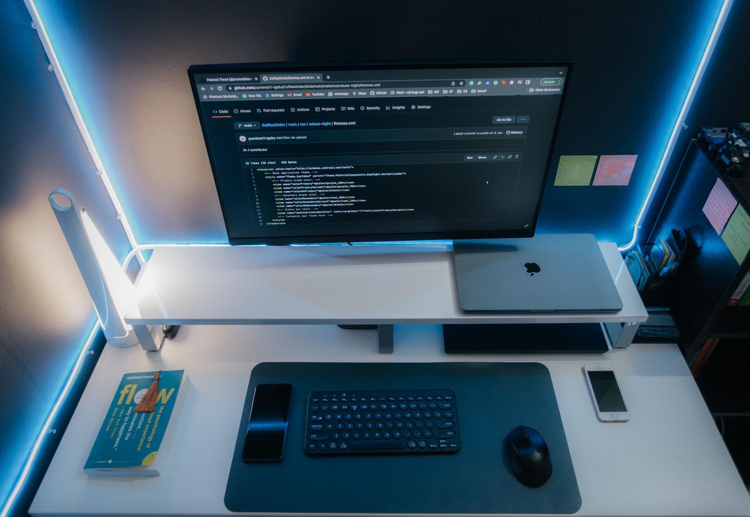 Espacio de trabajo minimalista y moderno con configuración de computadora y luces de neón, evocando un entorno de programación profesional y avanzado. Espacio de trabajo minimalista y moderno con configuración de computadora y luces de neón, evocando un entorno de programación profesional y avanzado.