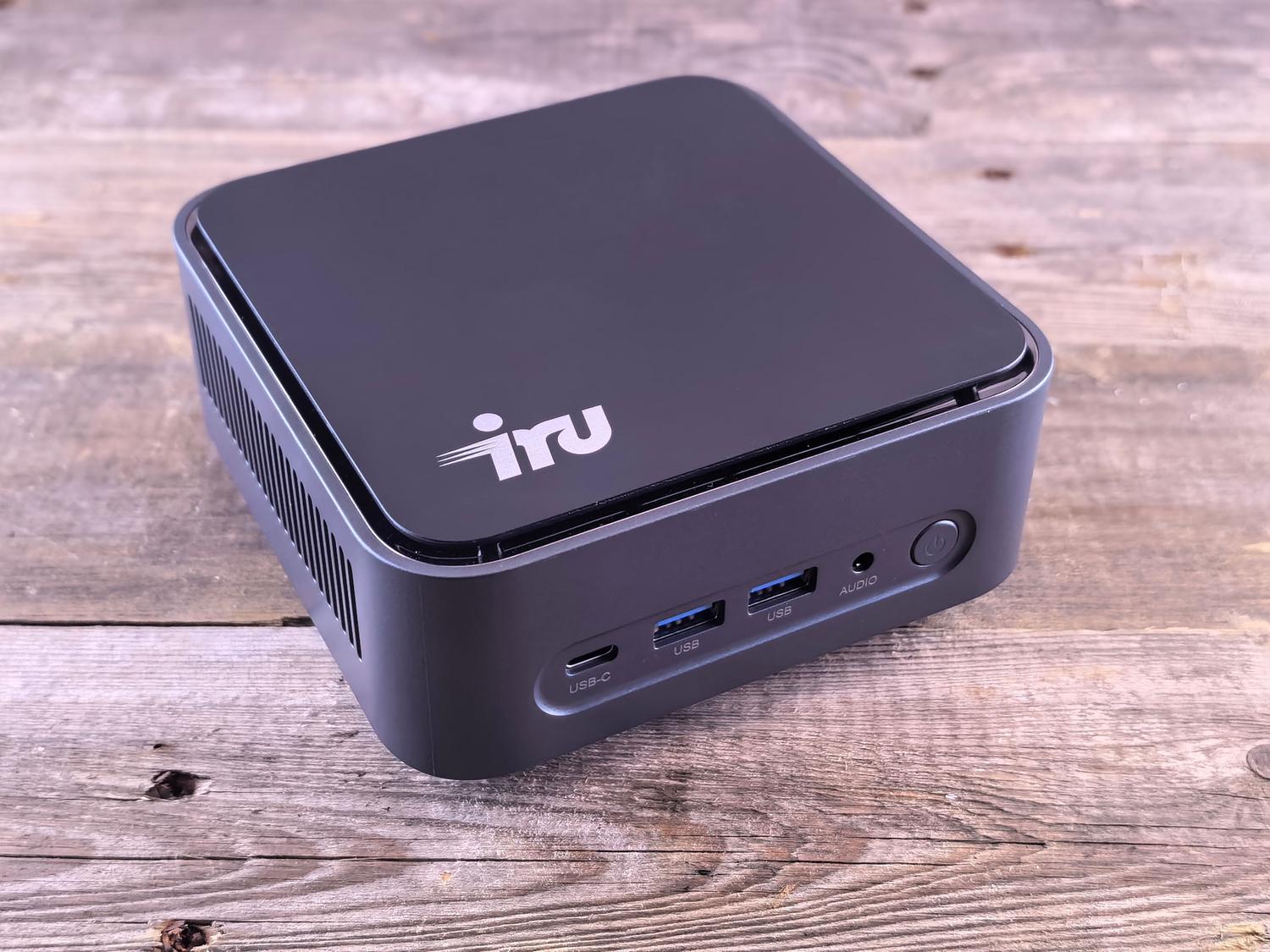 Computadora de escritorio compacta y elegante sobre una superficie de madera, representando el hardware local como el Mac mini M4 necesario para ejecutar modelos de IA. Computadora de escritorio compacta y elegante sobre una superficie de madera, representando el hardware local como el Mac mini M4 necesario para ejecutar modelos de IA.