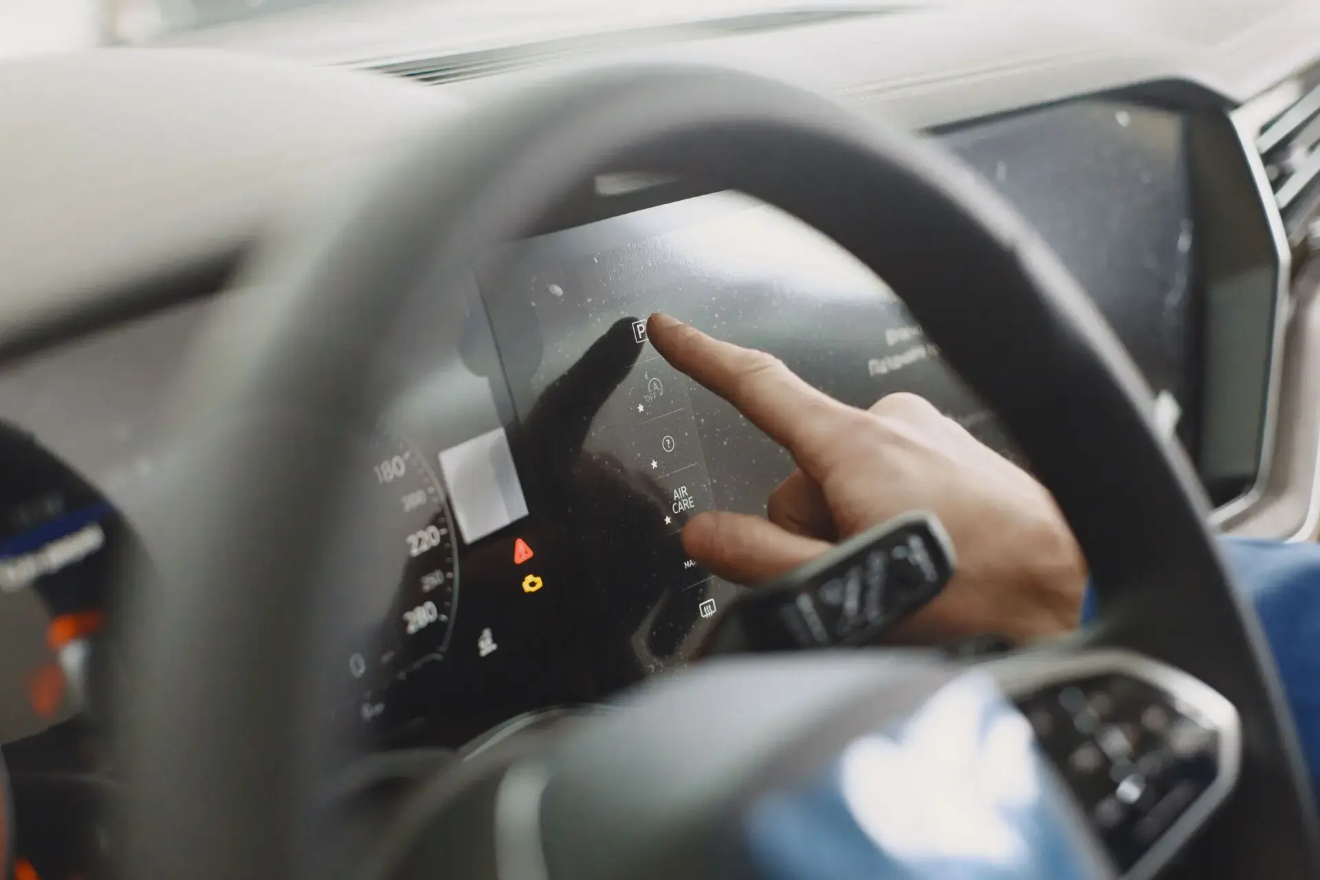 Pantallas táctiles y distracción al volante Pantallas y sistemas de infoentretenimiento en un vehÃculo