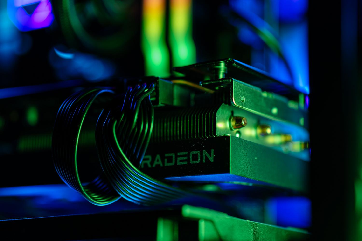 Interior de un PC gaming moderno con iluminación RGB y hardware de alto rendimiento, donde el flujo de aire es clave. Interior de un PC gaming moderno con iluminación RGB y hardware de alto rendimiento, donde el flujo de aire es clave.