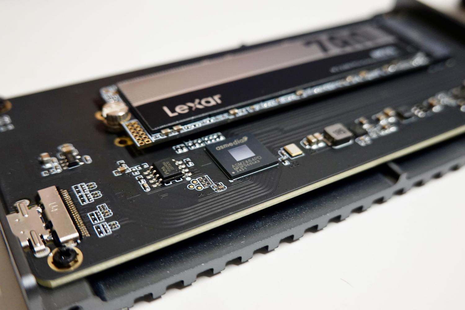 Detalle de un disco SSD NVMe sin disipador, mostrando los componentes electrónicos expuestos sobre la placa. Detalle de un disco SSD NVMe sin disipador, mostrando los componentes electrónicos expuestos sobre la placa.