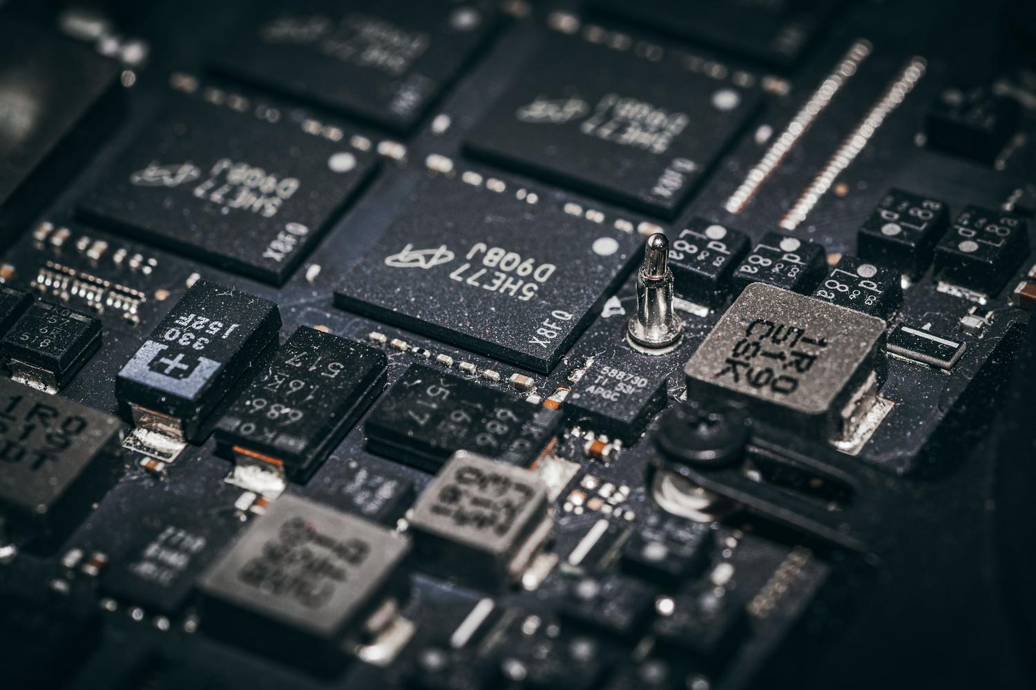 Vista macro de un circuito impreso con microchips y componentes electrónicos, ilustrando la complejidad técnica de los controladores PWM. Vista macro de un circuito impreso con microchips y componentes electrónicos, ilustrando la complejidad técnica de los controladores PWM.