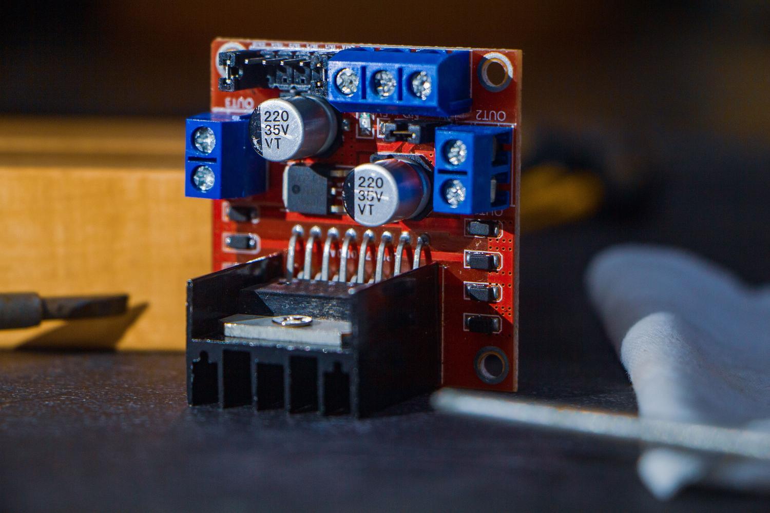 Detalle de un módulo controlador de motores con disipador de calor, ejemplificando el uso de temporizadores y señales PWM para el control de hardware. Detalle de un módulo controlador de motores con disipador de calor, ejemplificando el uso de temporizadores y señales PWM para el control de hardware.