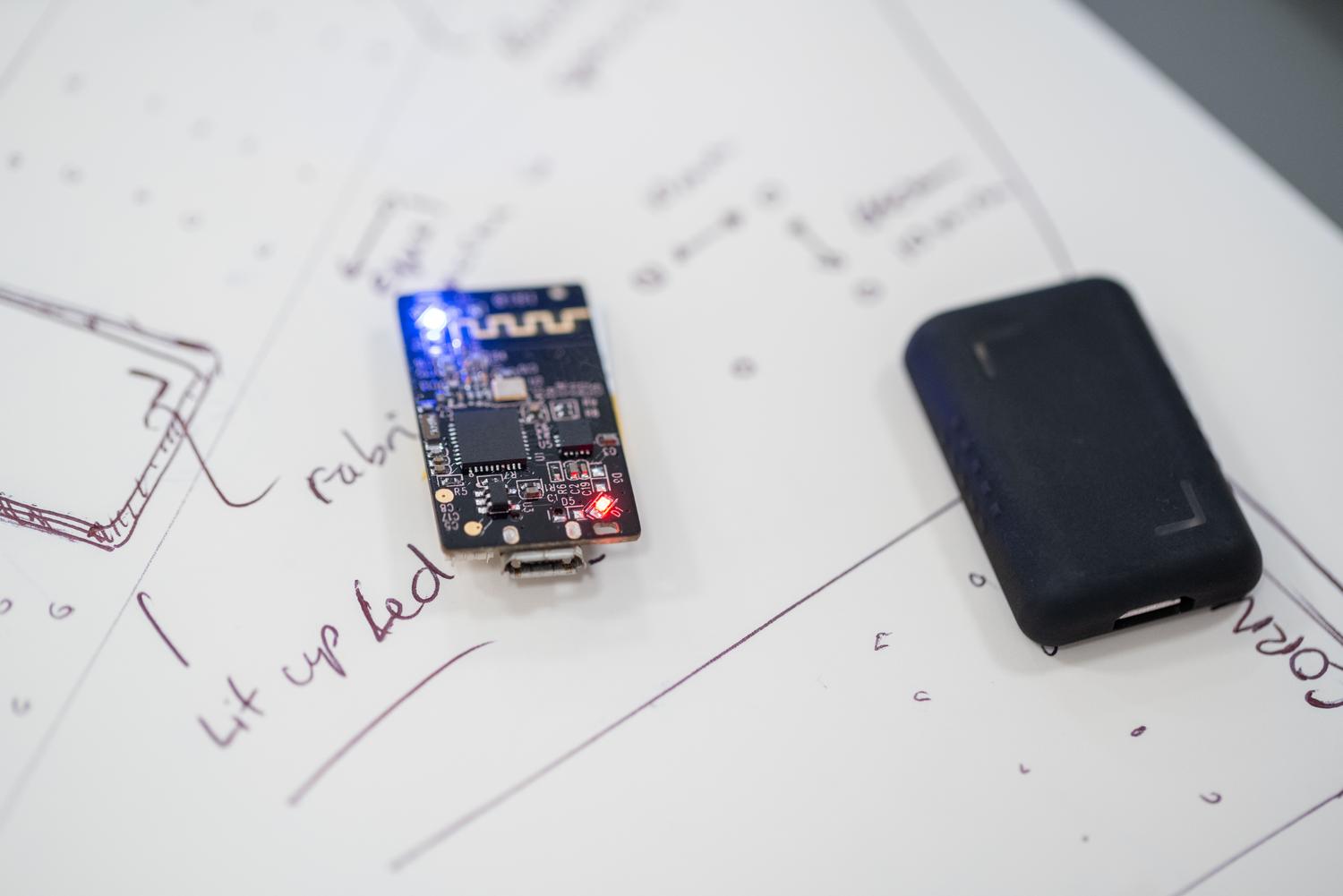 Placa de desarrollo con microcontrolador situada sobre esquemas técnicos y bocetos de diseño electrónico, representando la fase de prototipado del STM32G031. Placa de desarrollo con microcontrolador situada sobre esquemas técnicos y bocetos de diseño electrónico, representando la fase de prototipado del STM32G031.