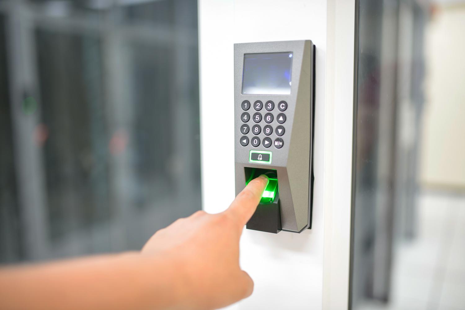 Persona utilizando un escáner de huellas dactilares para validar el acceso seguro en un entorno profesional. Persona utilizando un escáner de huellas dactilares para validar el acceso seguro en un entorno profesional.