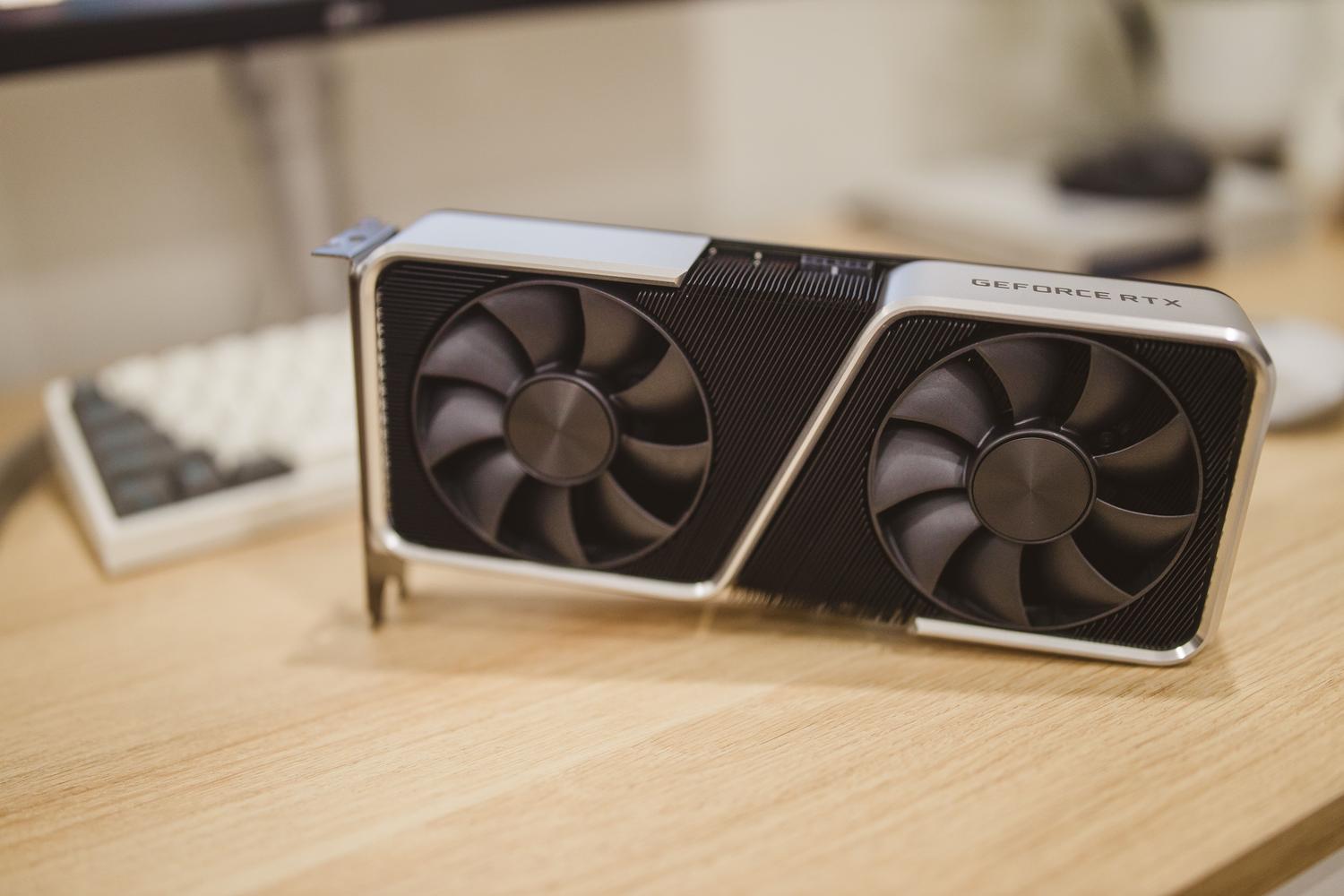 Mejora de la potencia visual Una tarjeta gráfica NVIDIA GeForce RTX sobre un escritorio, representando la mejora de la potencia visual para gaming y creación de contenido.