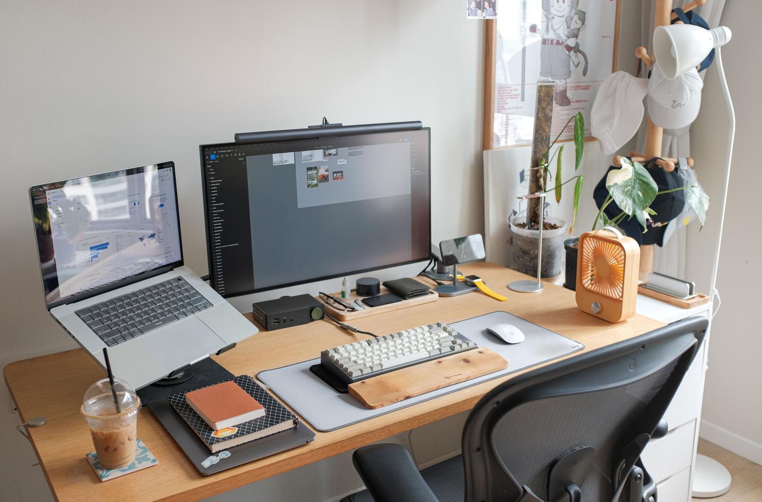 Optimización del puesto de trabajo Espacio de trabajo moderno y minimalista con portátil y monitor externo, ideal para optimizar la productividad profesional.