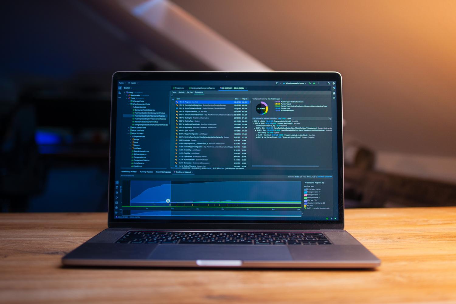 Portátil sobre una mesa de madera mostrando líneas de código de programación en la pantalla, ideal para la configuración de software. Portátil sobre una mesa de madera mostrando líneas de código de programación en la pantalla, ideal para la configuración de software.