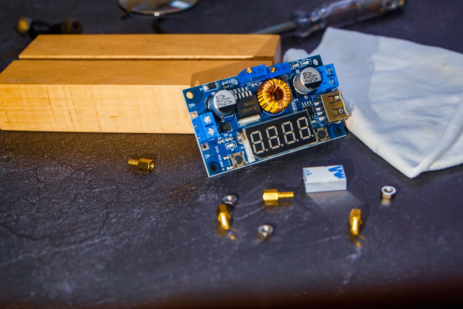 Primer plano de una placa de circuito electrónico con diversos componentes y microchips, representando el hardware de un microordenador. Primer plano de una placa de circuito electrónico con diversos componentes y microchips, representando el hardware de un microordenador.