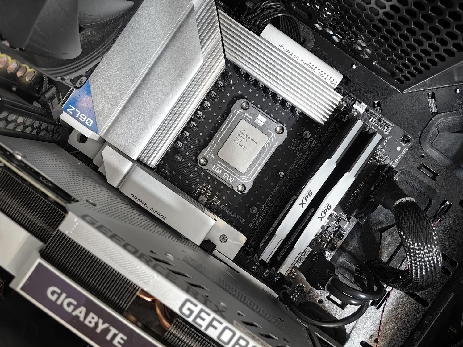 Interior de un PC gaming de alto rendimiento Interior de un PC gaming de alto rendimiento, representando la fluidez y estabilidad de FPS que aporta una memoria caché L3 optimizada.