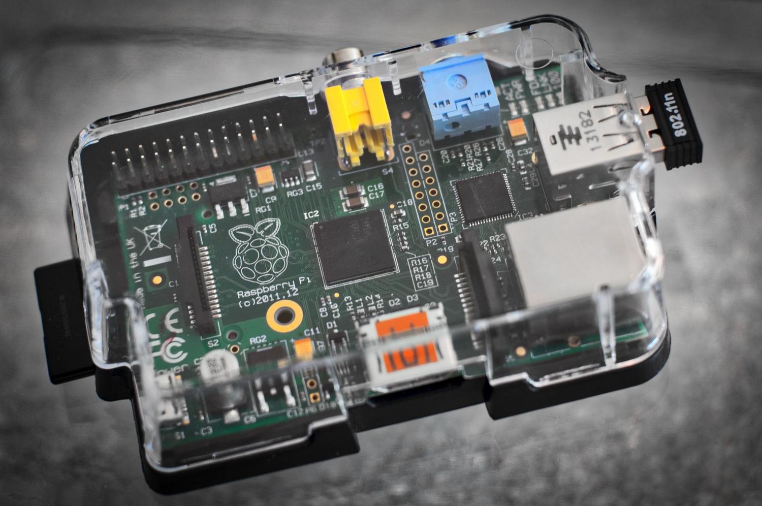 Placa de circuito impreso de una Raspberry Pi en detalle, el cerebro de un cyberdeck Placa de circuito impreso de una Raspberry Pi en detalle, el cerebro de un cyberdeck