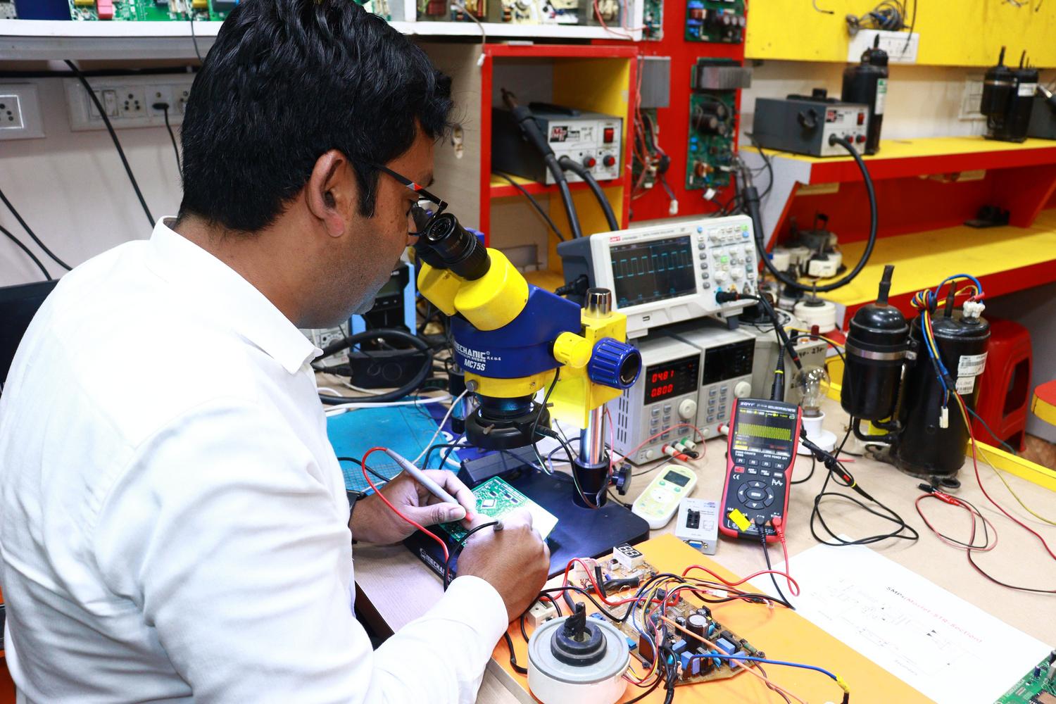 Uso de un microscopio profesional para la inspección detallada de averías físicas en una PCB. Uso de un microscopio profesional para la inspección detallada de averías físicas en una PCB.