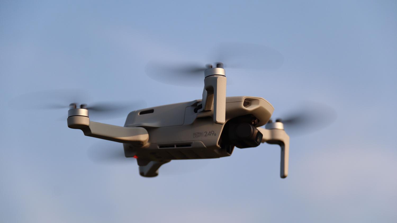 Dron compacto en pleno vuelo sobre un cielo azul, ilustrando la estabilidad y tecnología de vuelo actual. Dron compacto en pleno vuelo sobre un cielo azul, ilustrando la estabilidad y tecnología de vuelo actual.