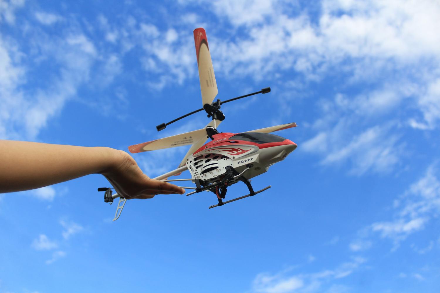 Helicóptero de radiocontrol clásico, útil para comparar la complejidad técnica frente a la estabilidad de los drones. Helicóptero de radiocontrol clásico, útil para comparar la complejidad técnica frente a la estabilidad de los drones.