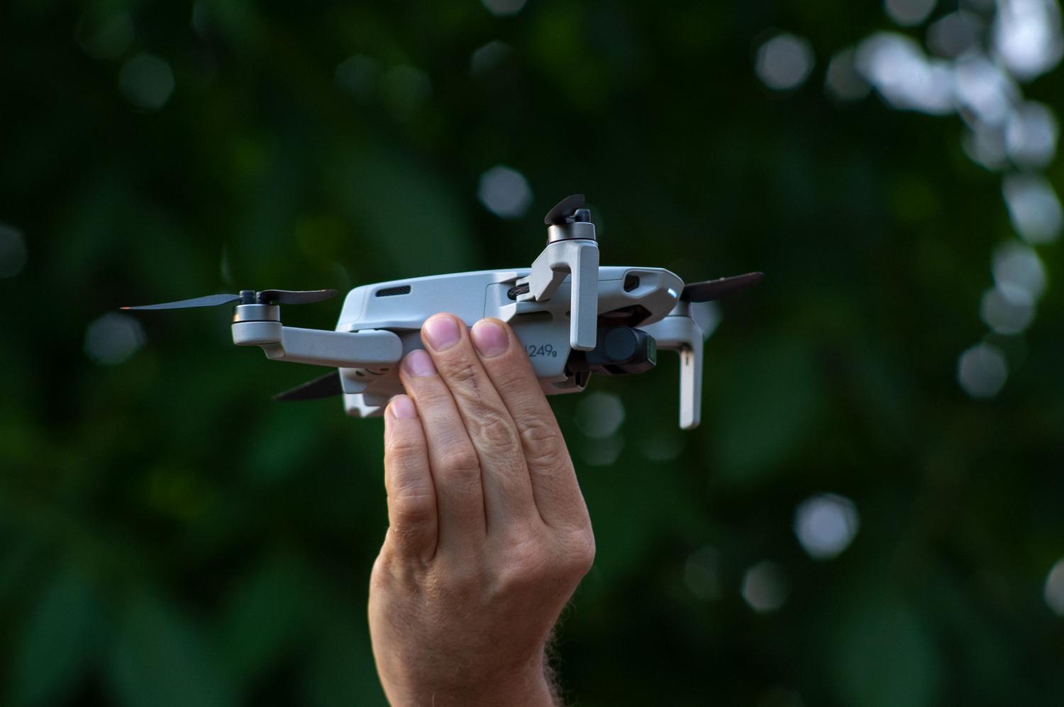 Persona sosteniendo un dron ultraligero de menos de 250 gramos, destacando su portabilidad. Persona sosteniendo un dron ultraligero de menos de 250 gramos, destacando su portabilidad.