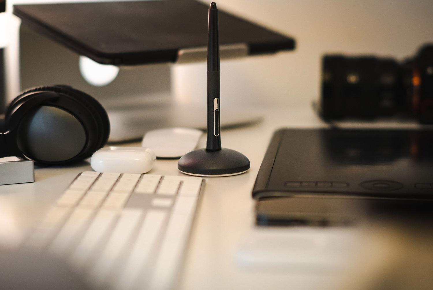 Set de periféricos para creadores digitales: tableta gráfica, lápiz digital, teclado y auriculares. Set de periféricos para creadores digitales: tableta gráfica, lápiz digital, teclado y auriculares.