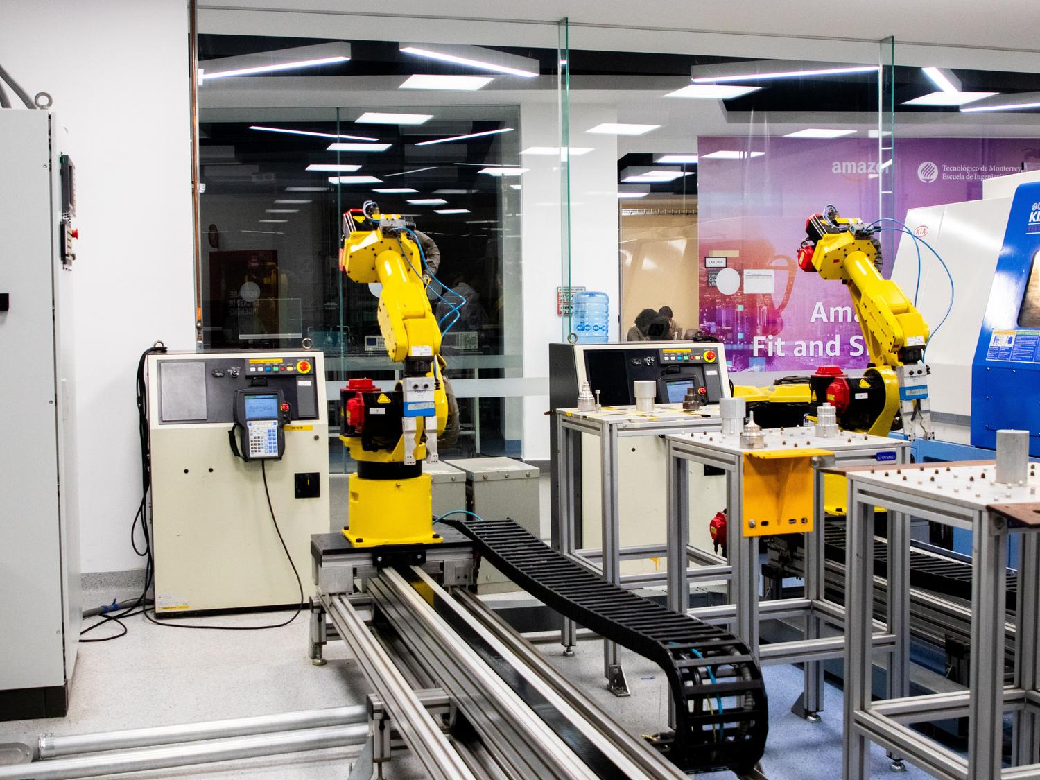 Brazos robóticos industriales en funcionamiento en una planta moderna, representando el contexto de la automatización industrial programada con CODESYS. Brazos robóticos industriales en funcionamiento en una planta moderna, representando el contexto de la automatización industrial programada con CODESYS.