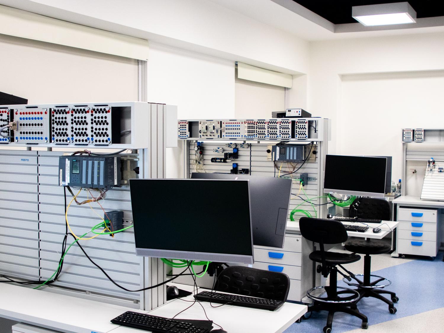 Laboratorio informático contemporáneo con estaciones de trabajo avanzadas, ilustrando el entorno técnico y los requisitos de hardware para instalar el IDE. Laboratorio informático contemporáneo con estaciones de trabajo avanzadas, ilustrando el entorno técnico y los requisitos de hardware para instalar el IDE.