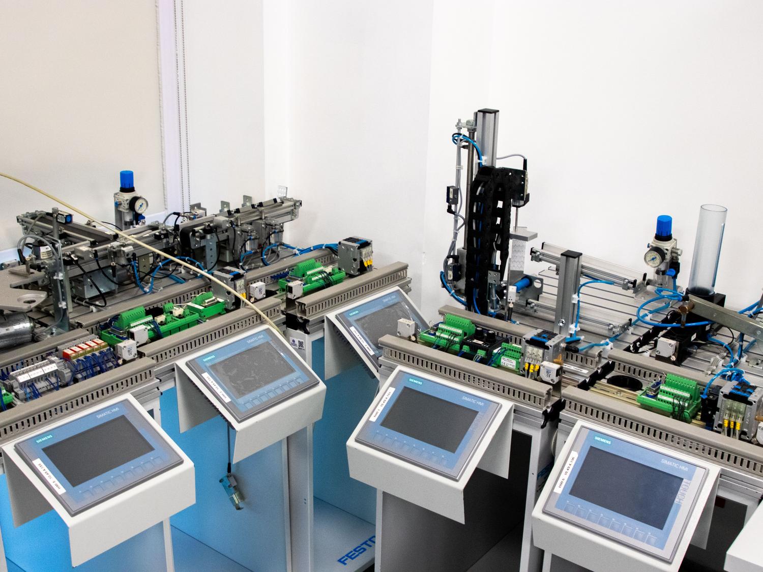 Sistema de automatización industrial de alta tecnologÃa con paneles de control electrónicos, representando el hardware y PLC que se configuran mediante CODESYS. Sistema de automatización industrial de alta tecnologÃa con paneles de control electrónicos, representando el hardware y PLC que se configuran mediante CODESYS.